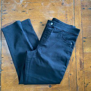 NWT Hue Mid Rise Capri